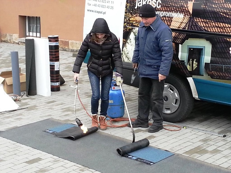 uczennica z klasy 3TA bierze udział w części praktycznej szkolenia